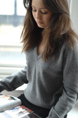 21P 毛むくじゃらの陰部を持つブルネットの美女、ブリオニー W がソロで小さなおっぱいを見せます