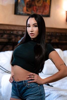15P レナ・ポールはベッドの上で巨乳を露出し、カーリー・グレイは黒いブラジャーを露出する