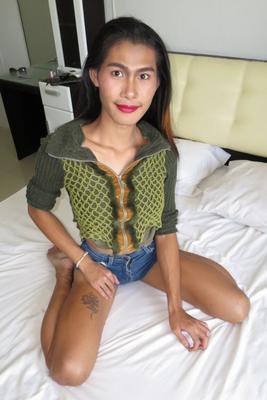 18P Jitra, un femboy amateur mince et laid, se débarrasse de son short pour caresser une grosse bite