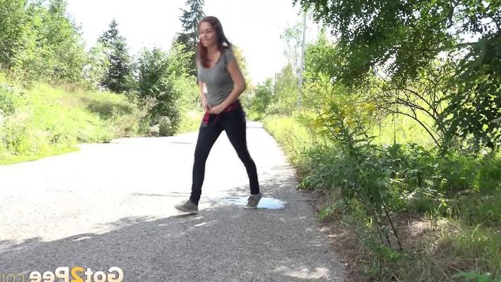 15P セクシーなジョガーのアントニアがジーンズを落として散歩道で公衆小便をする