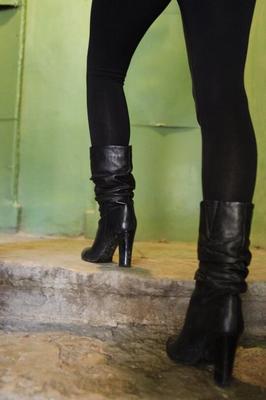 16P Mujer rusa dominante pisotea a su esclavo con botas de cuero negro