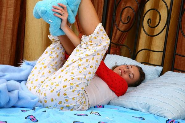 21P Une jolie ado amateur enlève son pyjama et doigte sa chatte taillée