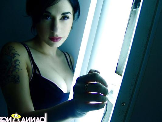 16P Close up amateur posing from a milf babe with big tits Joanna Angel