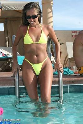 21P Amateur babe in sunglasses Lori Anderson reveals her twat and ass in the pool