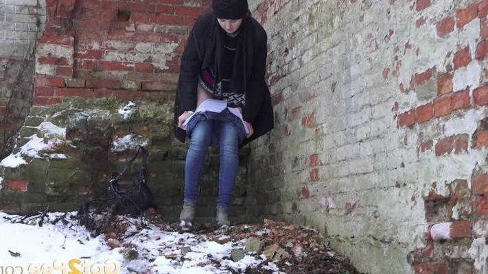 15P European babe filmed in closeup gushing pee
