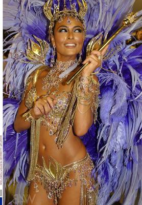 10P Alluring Latinas in sexy costumes expose their hot curves at the Rio Carnival