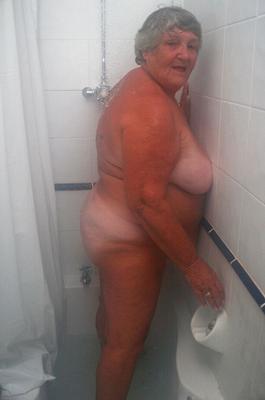 20P La vieille femme obèse, grand-mère Libby, se met complètement nue en prenant un bain