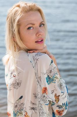20 Pics Blonde sweetie Camelia shows her fine body and poses in the sea