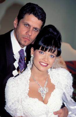 15 Photos La mariée européenne Tania Russof prend une tige raide dans sa chatte poilue en lingerie
