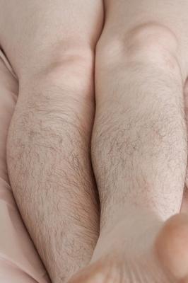 17 Bilder Die versaute Brünette Tamar zeigt ihre haarigen Beine und ihre Fotze alleine im Schlafzimmer