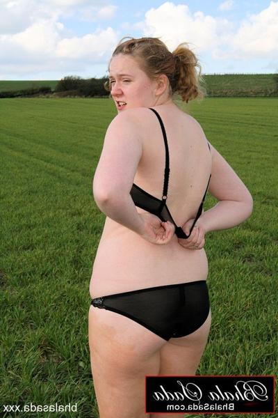15P Chubby babe Bhala Sada strips to her black lingerie on the field