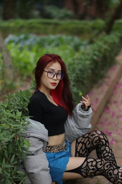 20P La asiática nerd natalia posando con su traje de zorra en el jardín