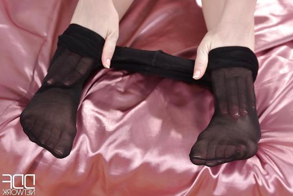 16P Pantyhose model Brookie G. is showing off in a sweet lingerie outfit