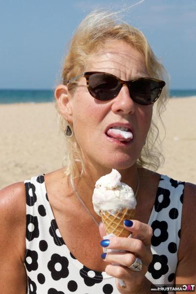 16P Blonde woman Molly MILF shows her tits and cunt while at a public beach