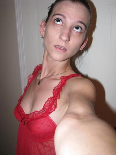 20P La jolie jeune amateur Brandi Montes pose dans sa lingerie rouge et ses bandes.