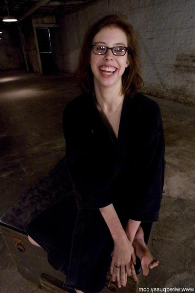 20P Wired Pussy Kristine, Sandra Romain