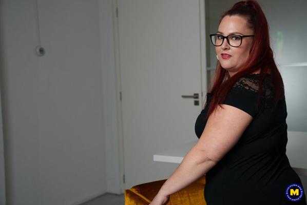 18P Amateur BBW with eyeglasses Sabine teasing with her sexy cleavage