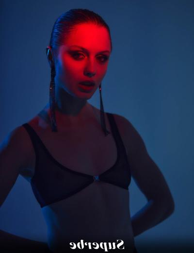 20P Skinny babe Amelie Lou posing in her black lingerie and shiny dress