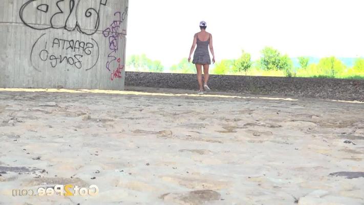 15P ソロ少女クロエ・ラムールが高架下で緊急小便