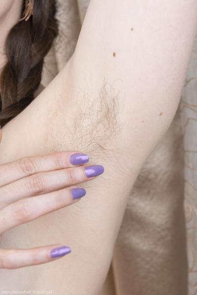 20P American hottie Ley Ozzy shows off her lovely tits & spreads her hairy pussy