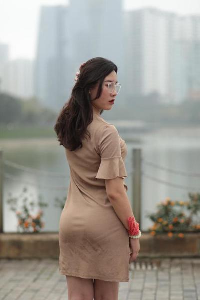 20P メガネをかけたグラマラスなアジア人美女エレナが公共の場でホットなドレスを着てポーズをとる