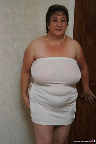 16P Overweight British lady Kinky Carol shows her huge tits and vagina as well