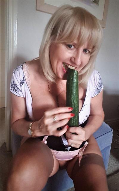 20P 成熟した主婦のローナ・ブルーがパンティーを脱いだ後、大きな野菜でからかう