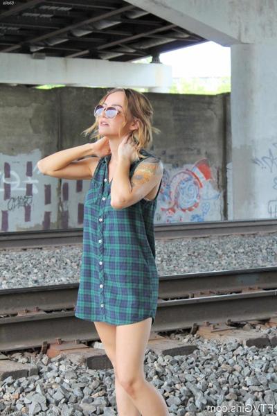 20P La nena de cabello rosa stella posando en público con su lindo vestido y tacones altos