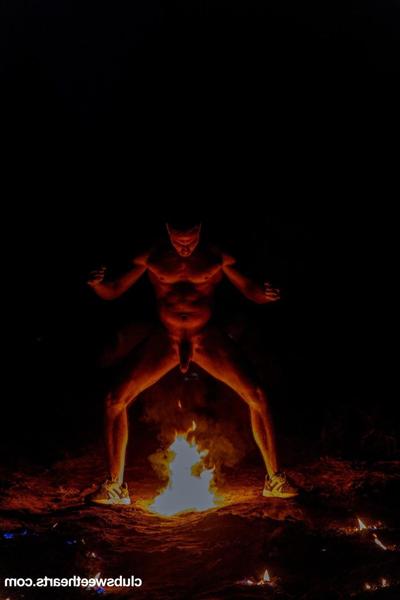 20P セクシーな十代の若者たちは、野生のパーティーで吊るされた男性とのハードコアグループセックスを楽しみます