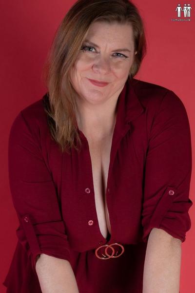 12P Curvy babe Rachel lets out her big boobs and spreads her tight pussy