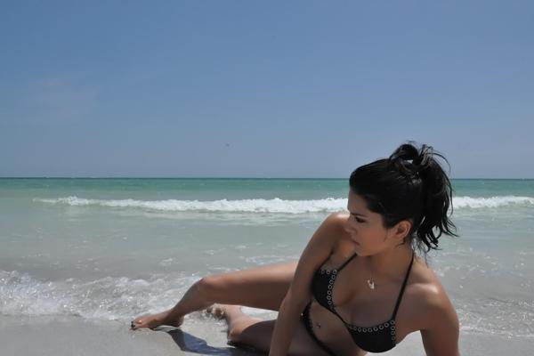 20P Indian MILF pornstar Sunny Leone poses on the beach in a hot bikini