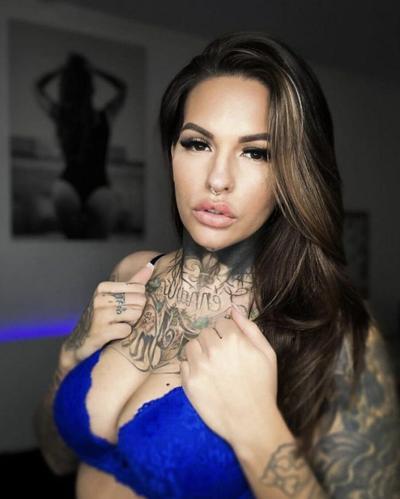 10P Glamorous babe shows her stunning tattoo-adorned body in sexy lingerie