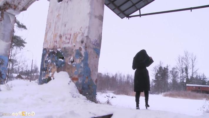 15P Dark-haired woman Dasha reveals her shaved pussy while peeing on the snow