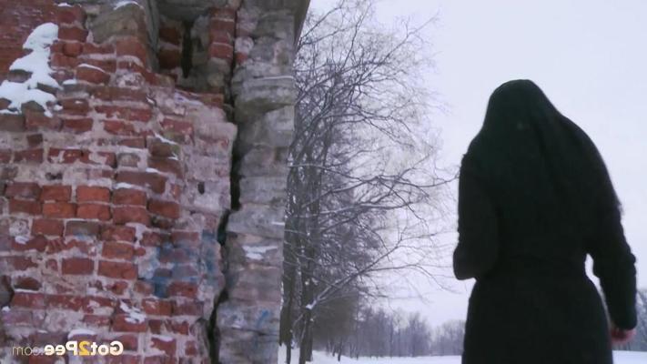 15P Dark-haired girl Dasha takes a badly needed piss on snowy ground