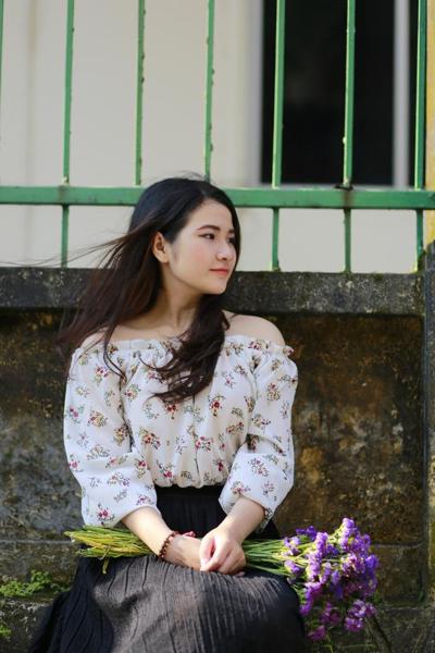 20P Pretty Asian babe posing in her gorgeous blouse, skirt and heels outdoors