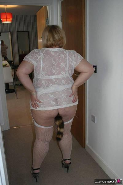16P British fatty Lexie Cummings inserts a tail butt plug during a solo show