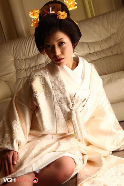 15P Japanese woman Yui Ayana has her breasts fondled under traditional clothing