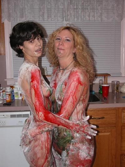 20P Amateur MILFs Annie & Roxanne cover each other's bodies with sauces