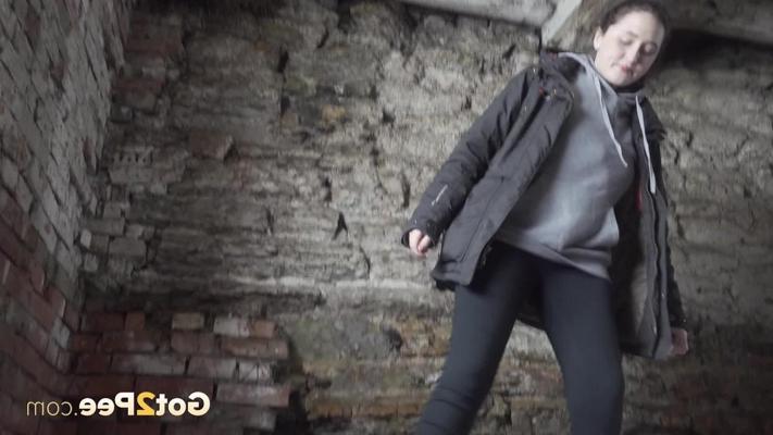 15P White girl Alexa pulls down her leggings to pee in an abandoned cellar
