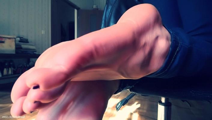 15P Brunette babe Lisa Dove shows her sweet toes up close in a foot fetish solo