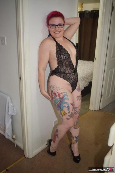16P Tattooed amateur Mollie Foxxx models black lingerie with her glasses on