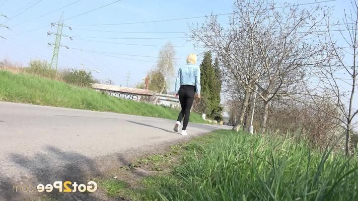 15P Pretty blonde Debora pulls down black leggings to pee beside the road