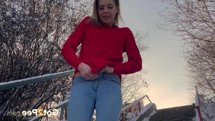 15P White girl Juliia pulls down her pants to piss on snow-covered concrete steps