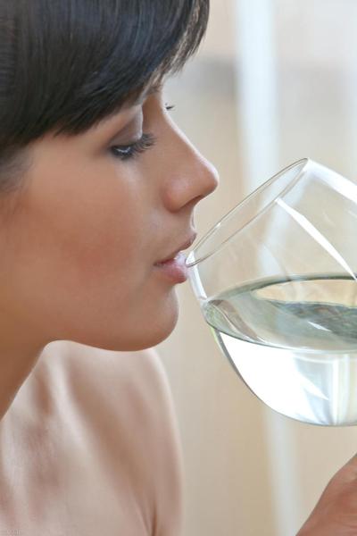 20P Glamorous babe Luiza A displays her perfect body while drinking wine