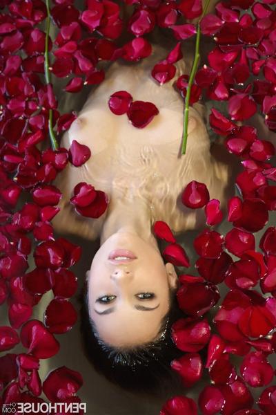 16P Erotic brunette Susan Johnson flaunts natural tits naked in romantic bath