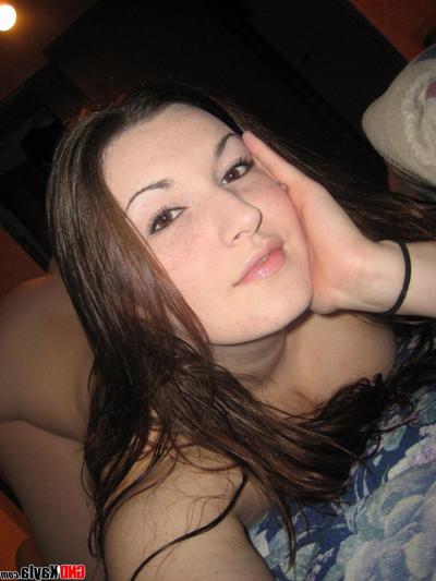 12P Thick amateur takes nude selfies after showering in a safe for work manner