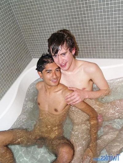 20P Horny gay twinks Brett I and Tristian B kiss and fuck in a full tub