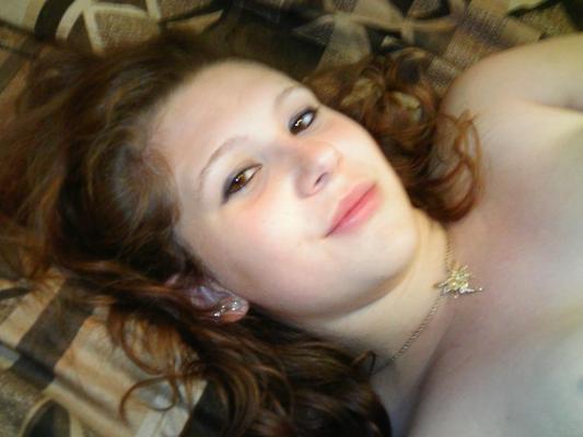20P Young amateur teases with her juicy tits in a bra while taking some selfies