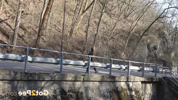 15P 美少女サンドラが道路でおしっこをしているときにパンツを下ろしたまま捕まってしまう