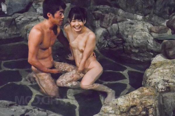 16P Japanese girl Yui Kasugano has sex with her man friend in the water